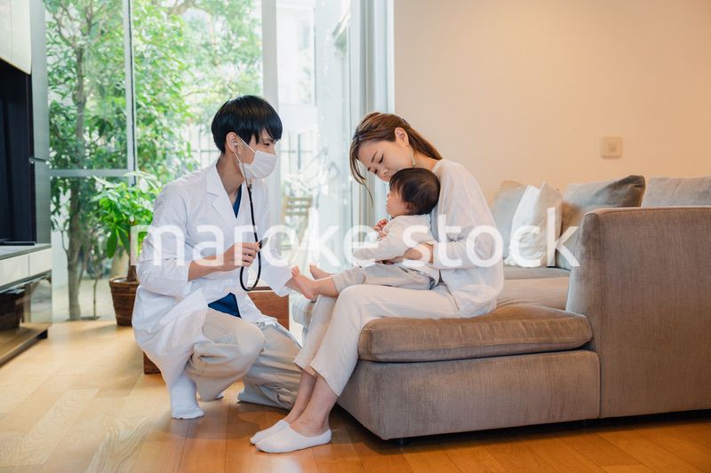 ドクターに訪問診療をしてもらう赤ちゃん