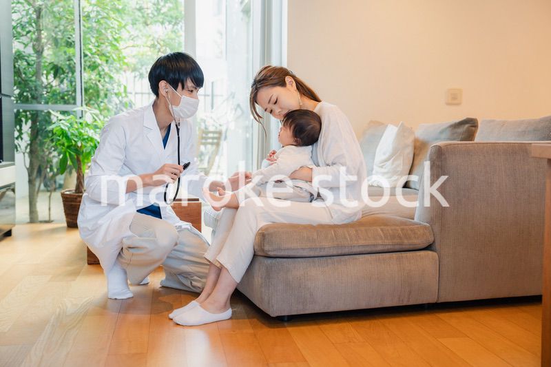 ドクターに訪問診療をしてもらう赤ちゃん