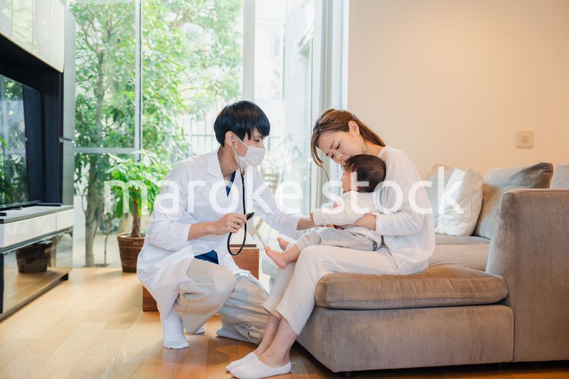 ドクターに訪問診療をしてもらう赤ちゃん