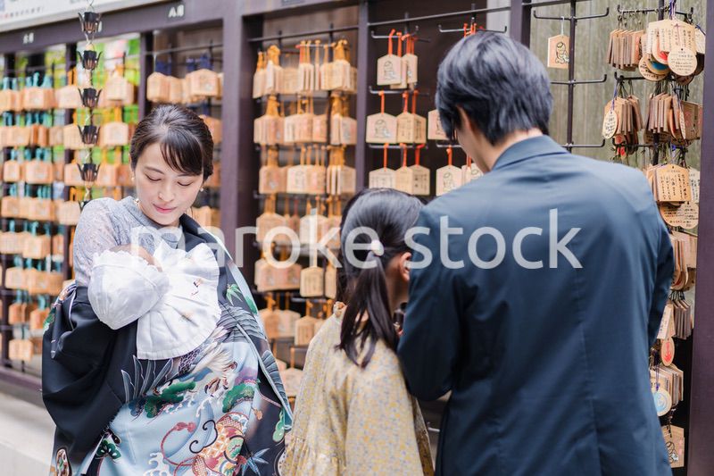 赤ちゃんとお宮参りをする家族