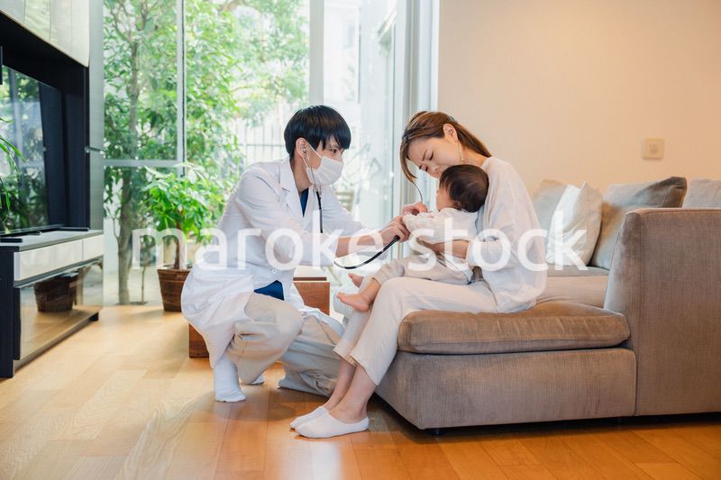 ドクターに訪問診療をしてもらう赤ちゃん