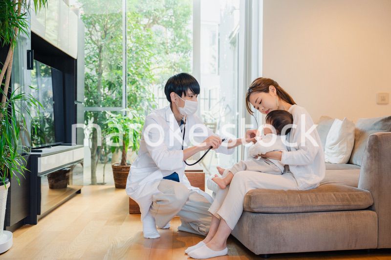 ドクターに訪問診療をしてもらう赤ちゃん