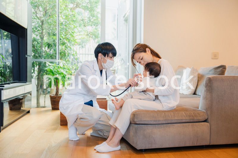 ドクターに訪問診療をしてもらう赤ちゃん