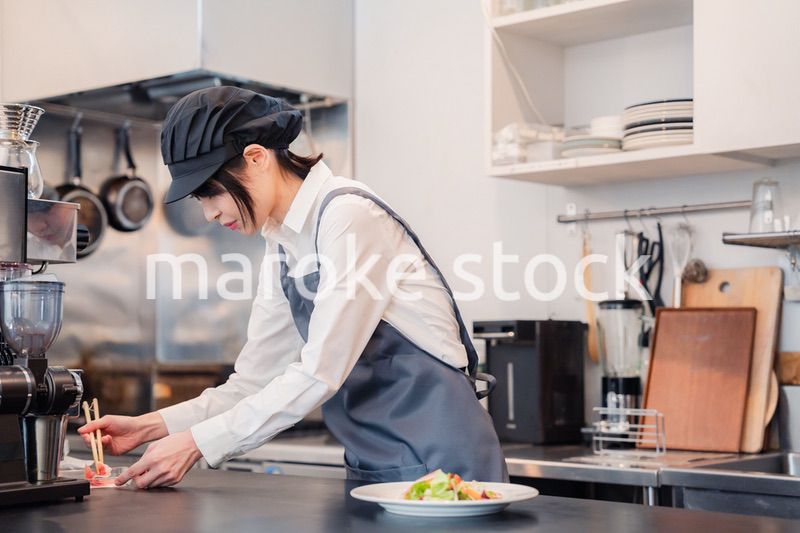 レストランのキッチンで働くスタッフ