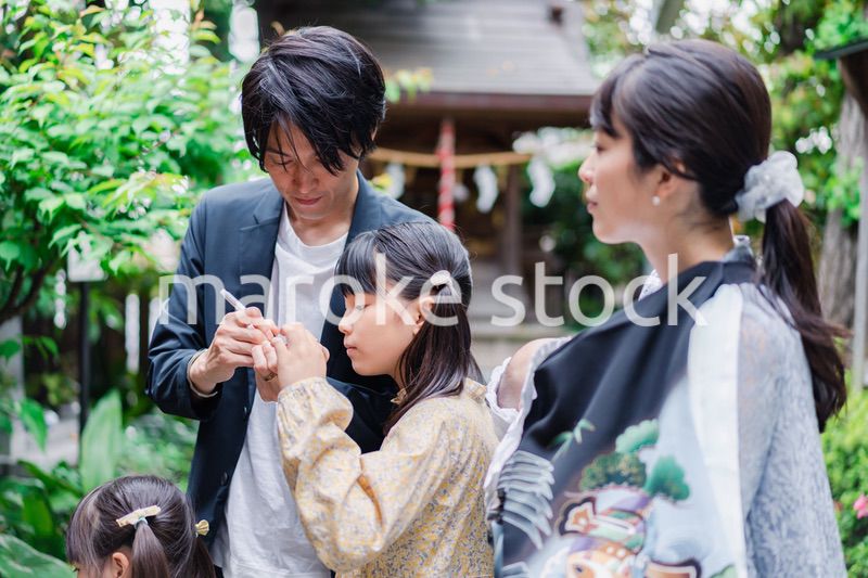 赤ちゃんとお宮参りをする家族