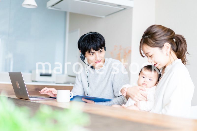 在宅勤務をするお父さんと子育てをするお母さん
