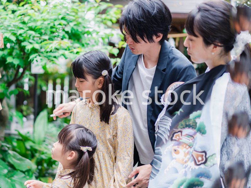 赤ちゃんとお宮参りをする家族