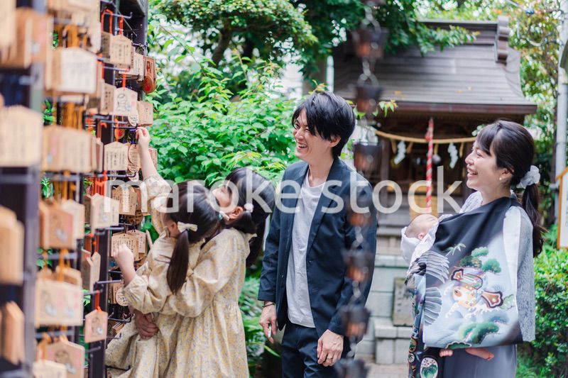 赤ちゃんとお宮参りをする家族