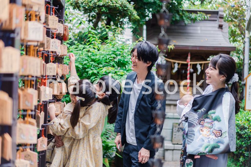 赤ちゃんとお宮参りをする家族