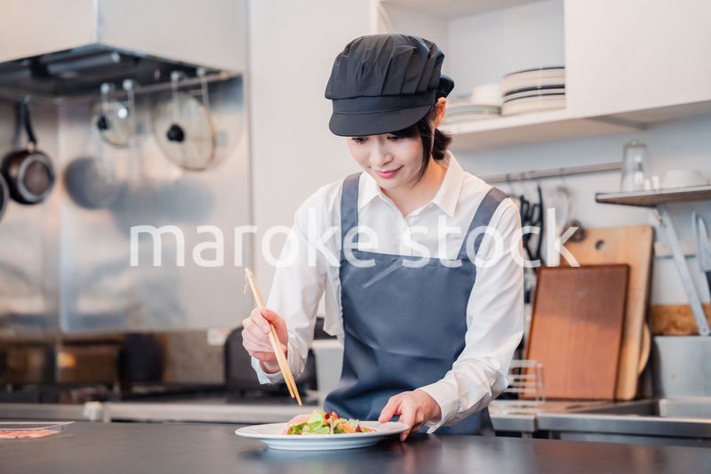 レストランのキッチンで働くスタッフ