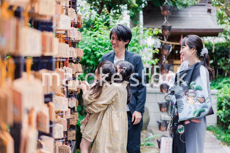 赤ちゃんとお宮参りをする家族