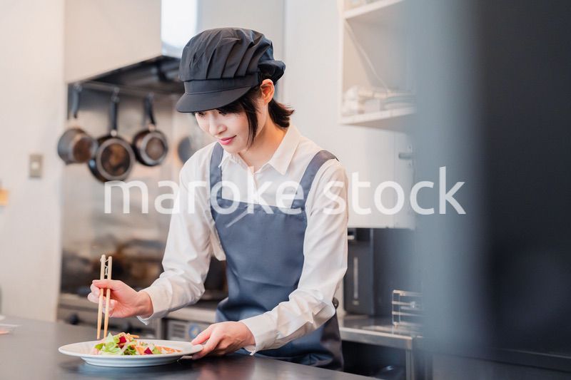 レストランのキッチンで働くスタッフ