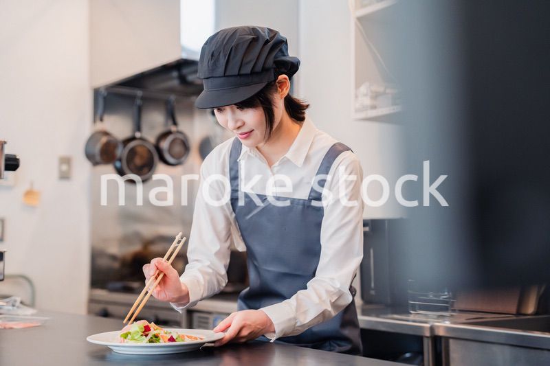 レストランのキッチンで働くスタッフ