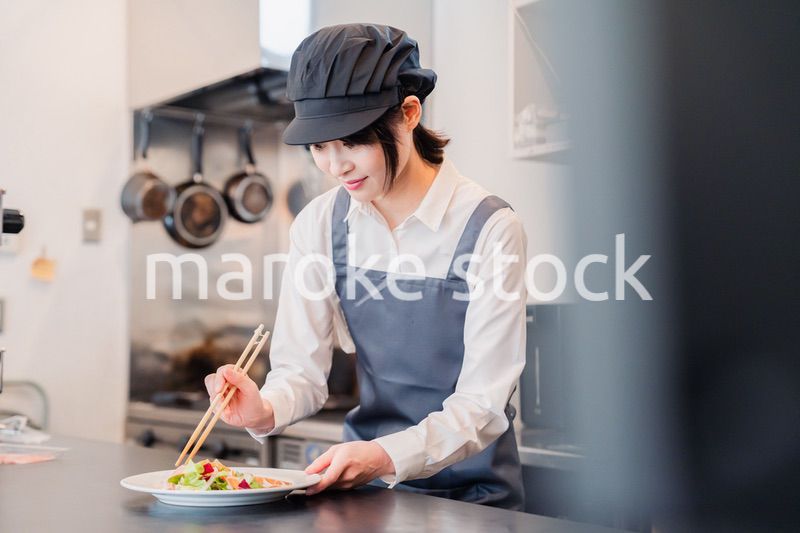 レストランのキッチンで働くスタッフ