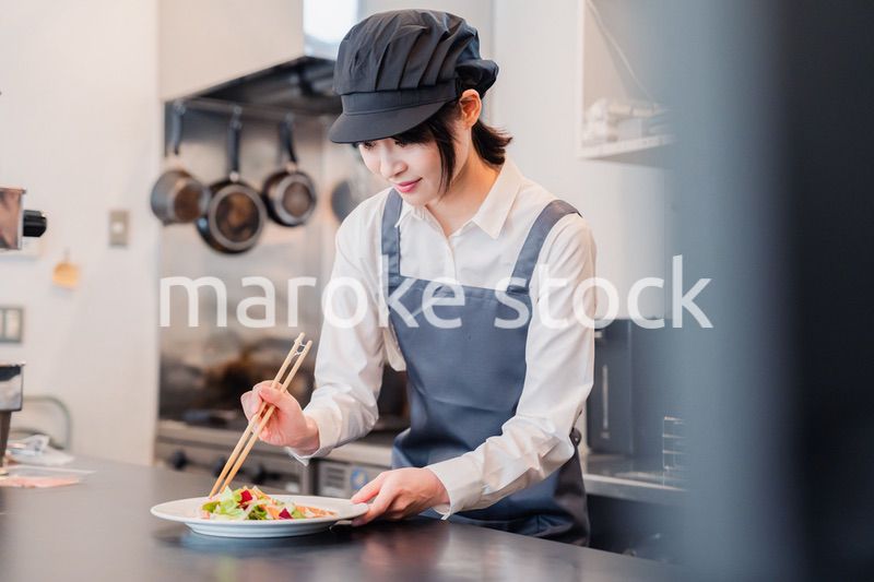 レストランのキッチンで働くスタッフ