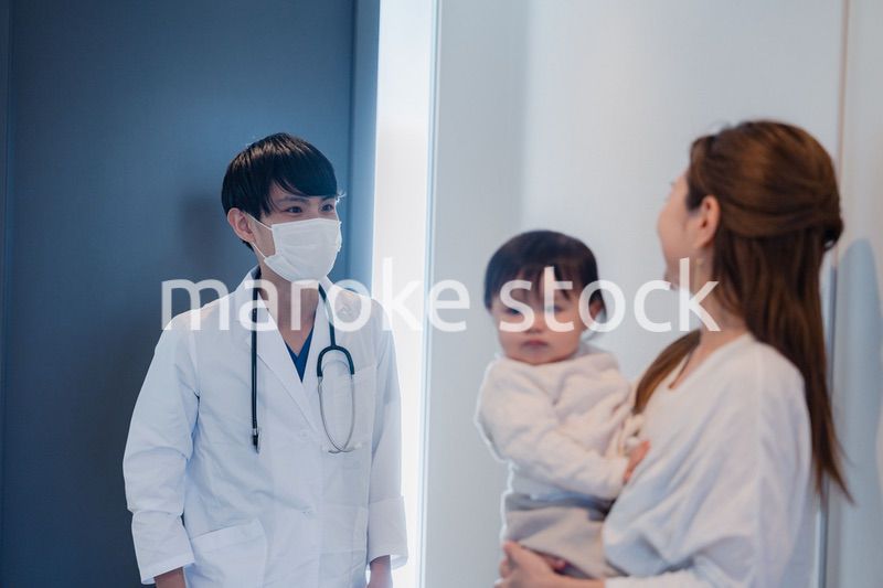 家を訪問したドクターに診てもらう赤ちゃん