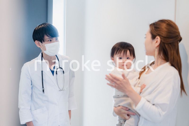 家を訪問したドクターに診てもらう赤ちゃん