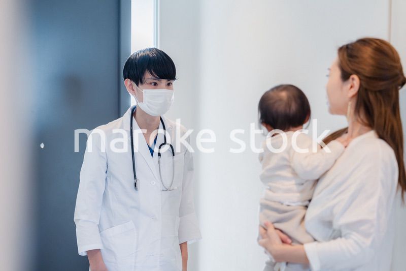 家を訪問したドクターに診てもらう赤ちゃん