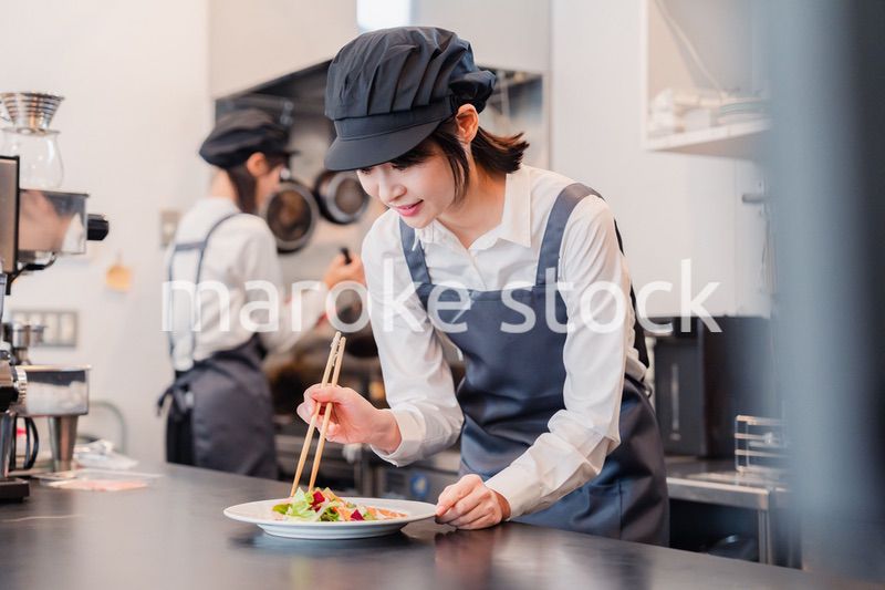 レストランのキッチンで働く2人の女性スタッフ