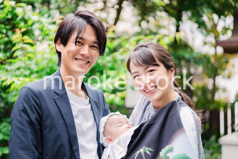 若い夫婦と赤ちゃん