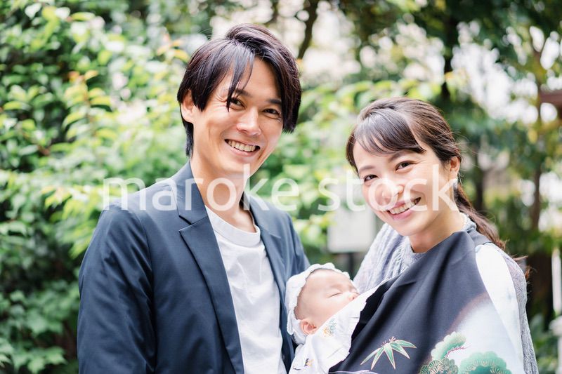 若い夫婦と赤ちゃん