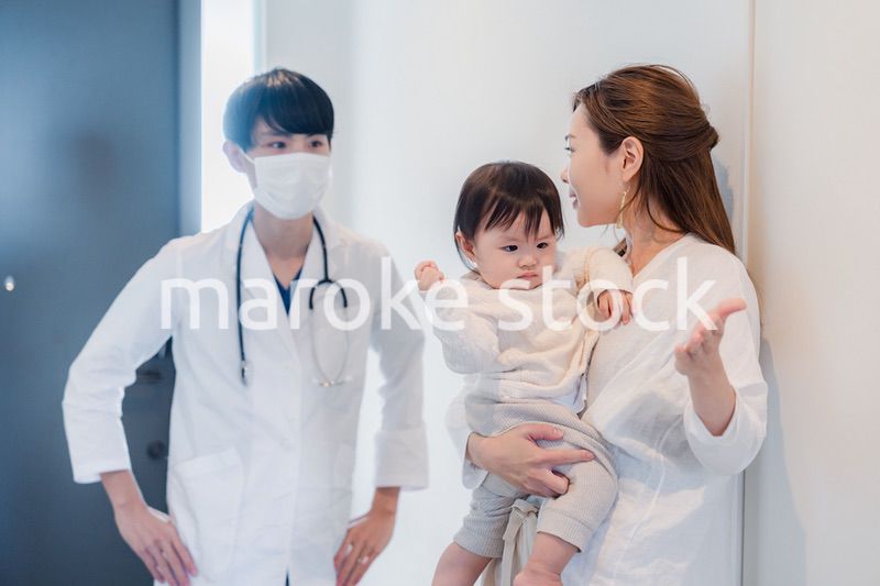 家を訪問したドクターに診てもらう赤ちゃん