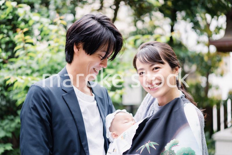 若い夫婦と赤ちゃん