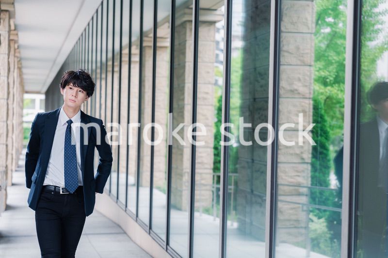 オフィスをさわやかに歩くビジネスマン