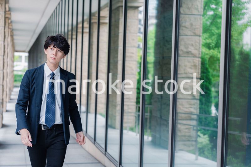 オフィスをさわやかに歩くビジネスマン