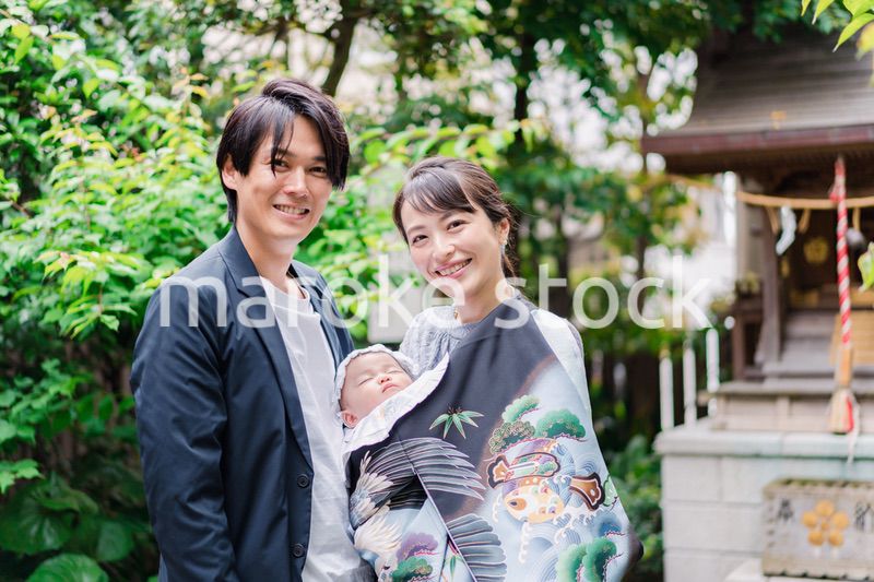 若い夫婦と赤ちゃん