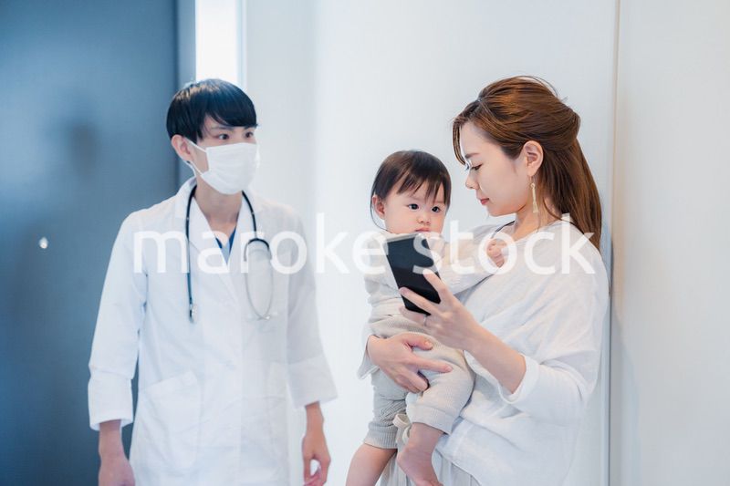 在宅医療アプリでドクターを呼ぶ親子