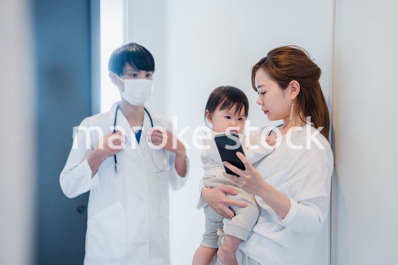 在宅医療アプリでドクターを呼ぶ親子