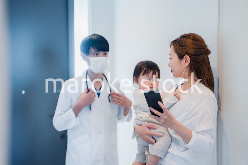 在宅医療アプリでドクターを呼ぶ親子