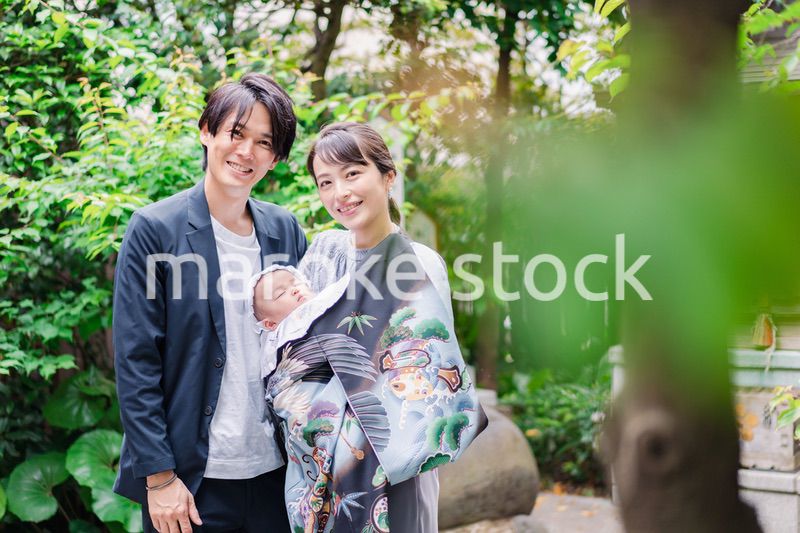 若い夫婦と赤ちゃん