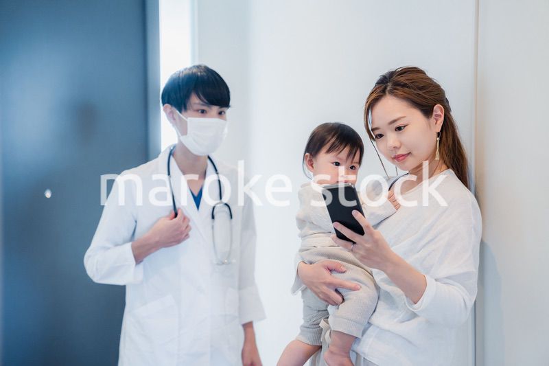 在宅医療アプリでドクターを呼ぶ親子