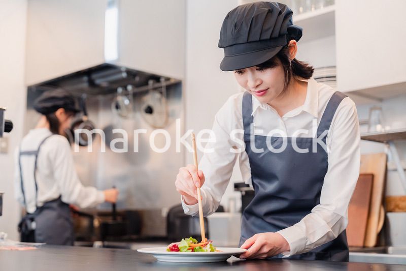 レストランのキッチンで働く2人の女性スタッフ