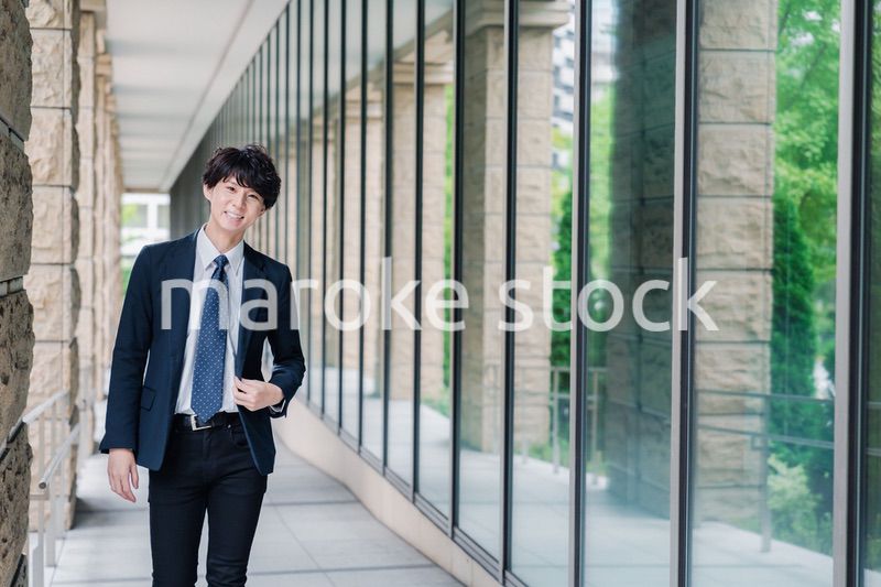 オフィスをさわやかに歩くビジネスマン