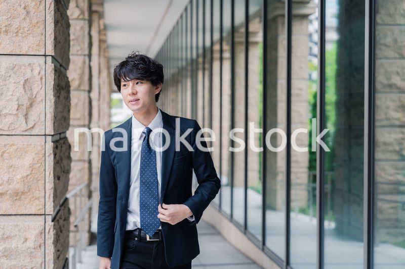 オフィスをさわやかに歩くビジネスマン
