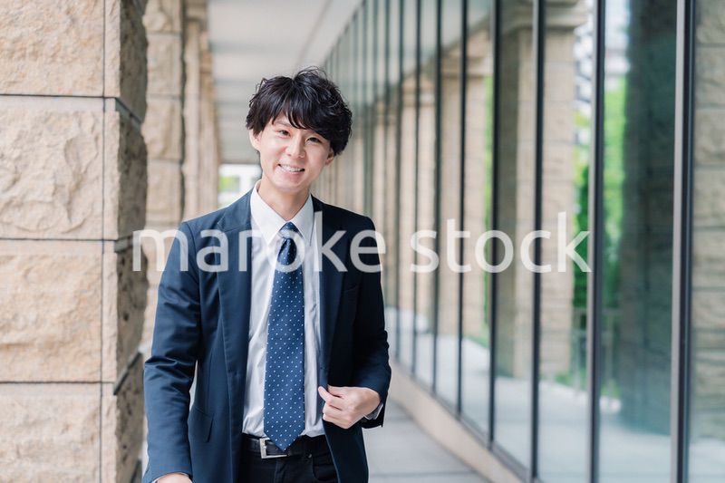 オフィスをさわやかに歩くビジネスマン