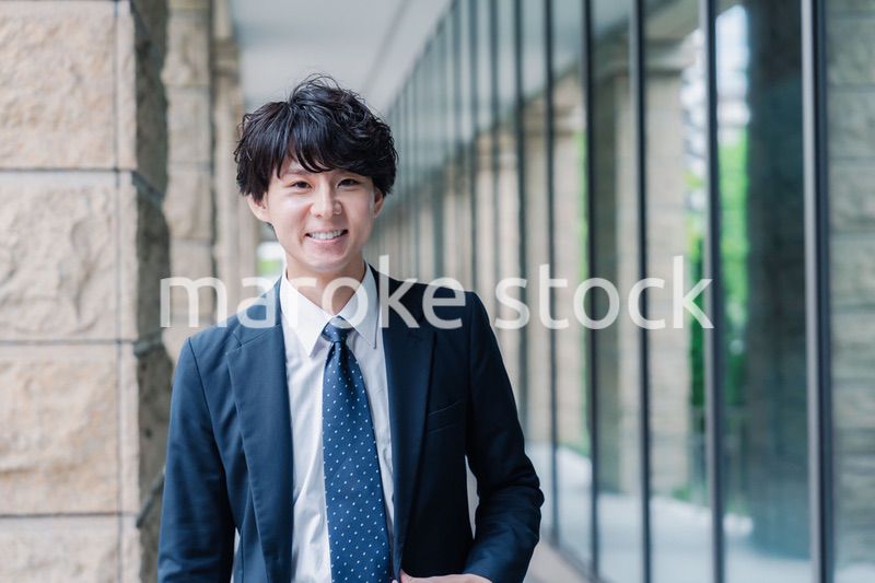 オフィスをさわやかに歩くビジネスマン