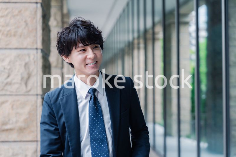 オフィスをさわやかに歩くビジネスマン