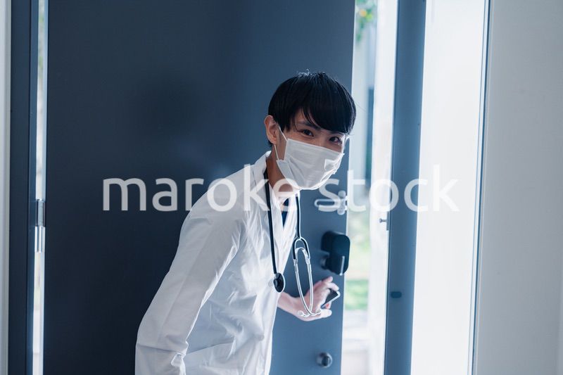 患者の自宅を訪問するドクター