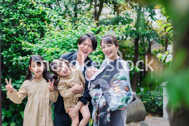 赤ちゃんとお宮参りをする家族