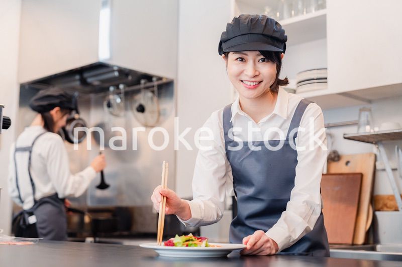 レストランのキッチンで働く2人の女性スタッフ