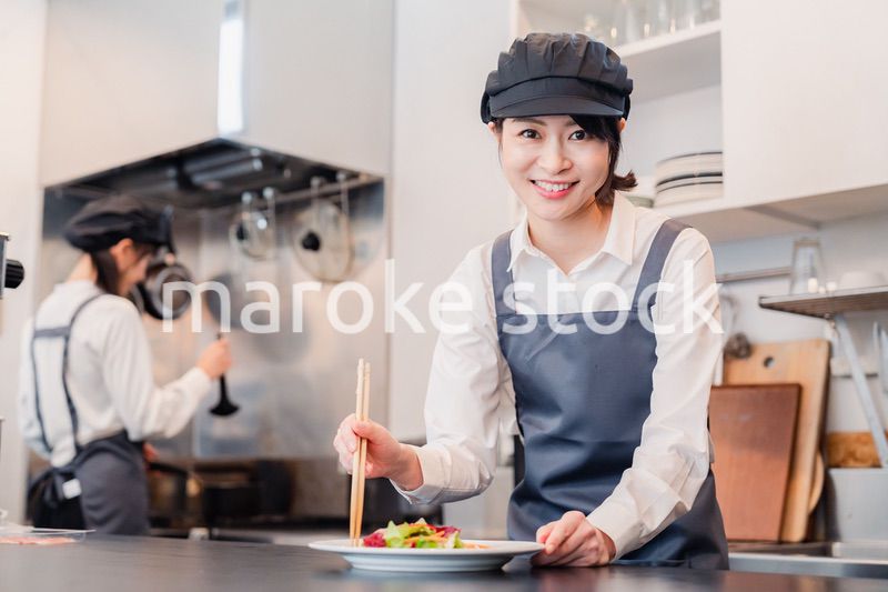 レストランのキッチンで働く2人の女性スタッフ