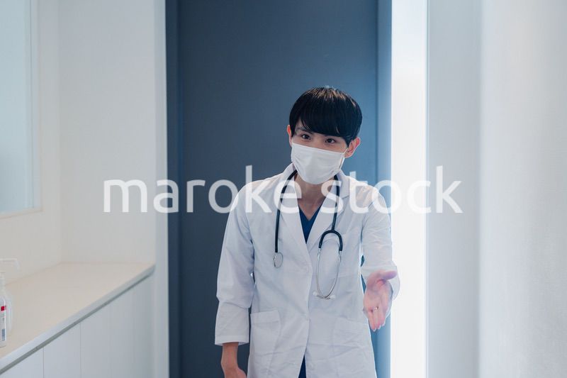 患者の自宅を訪問するドクター