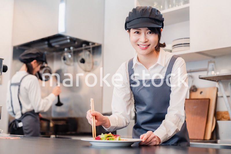 レストランのキッチンで働く2人の女性スタッフ