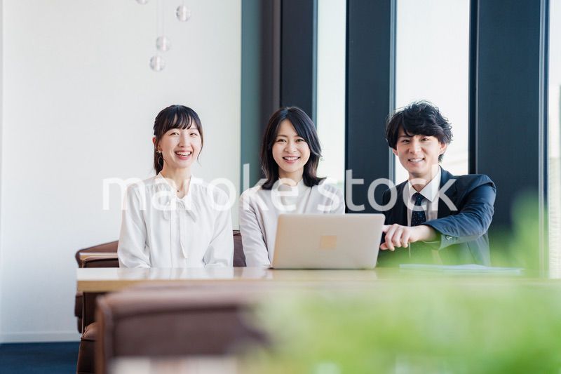 オフィスで働くビジネスパーソン