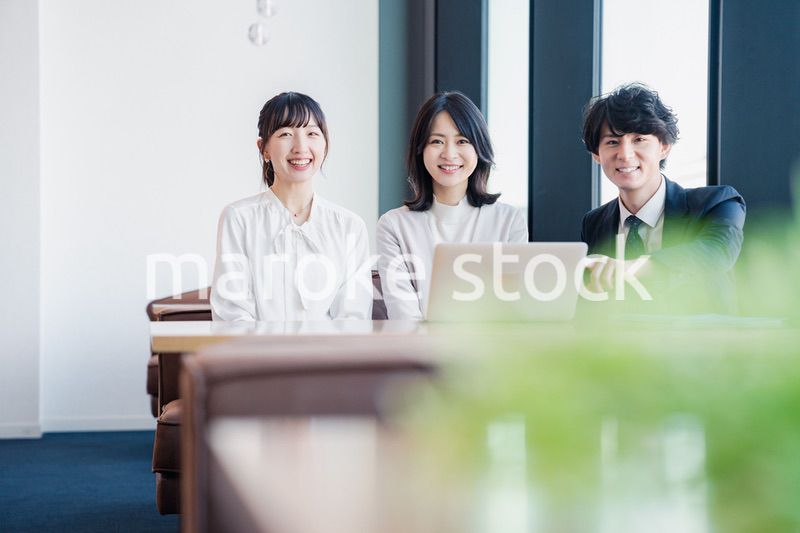 オフィスで働くビジネスパーソン