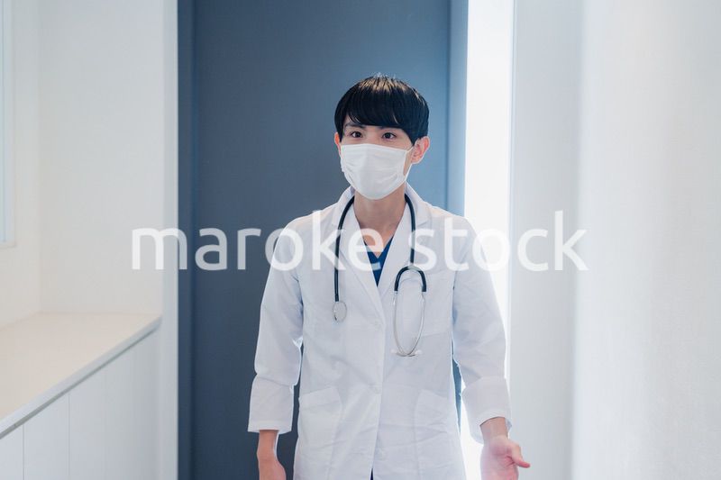 患者の自宅を訪問するドクター